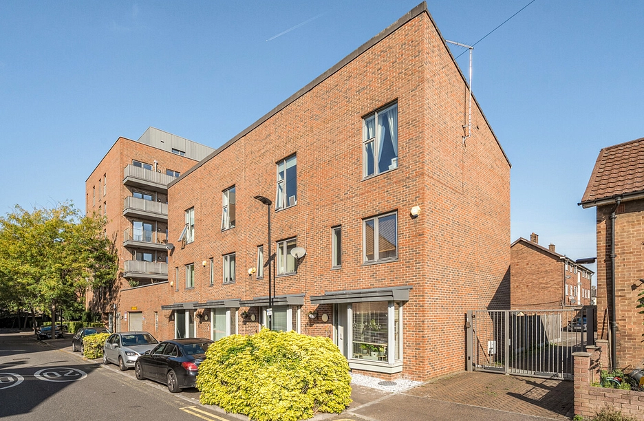 3 bedroom house for sale - Charford Road, London, E16 - Property View 1