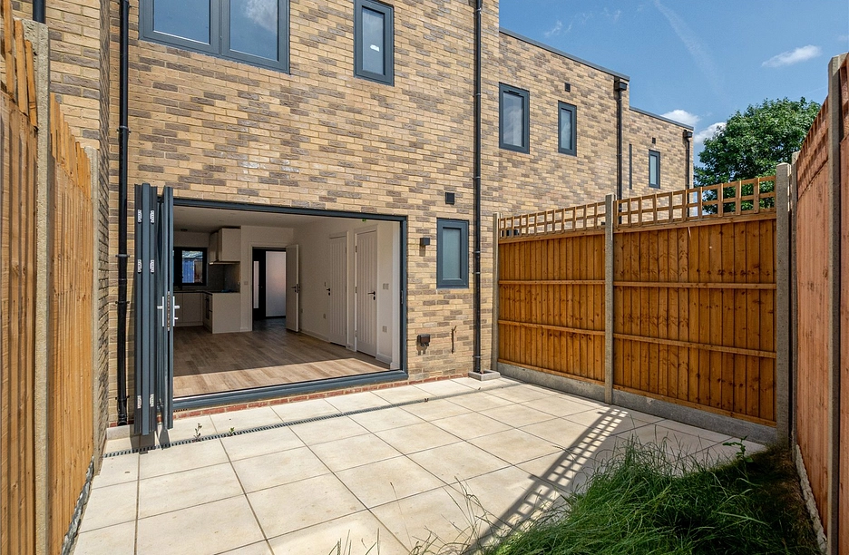 2 bedroom house for sale - Holmwood Road, Enfield, EN3