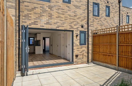 2 bedroom house for sale - Holmwood Road, Enfield, EN3