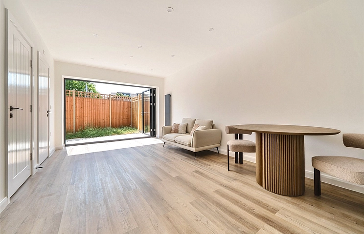 2 bedroom house for sale - Holmwood Road, Enfield, EN3