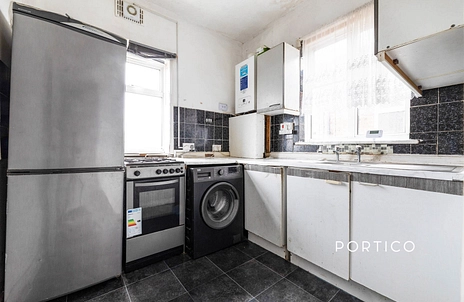 2 bedroom apartment to rent - Tudor Parade, High Road, Romford, RM6 - Property View 3