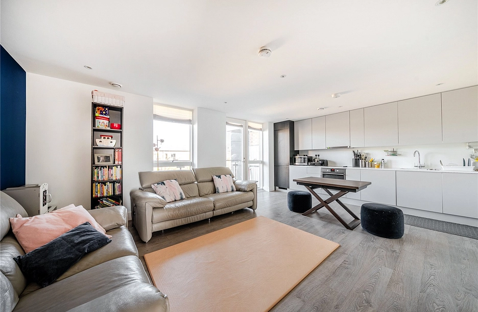 3 bedroom apartment for sale - Ruckholt Road, London, E10