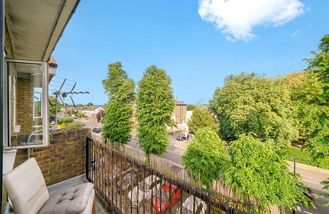 3 bedroom apartment for sale - New Wanstead, London, E11