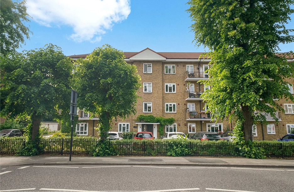 3 bedroom apartment for sale - New Wanstead, London, E11