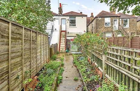 3 bedroom maisonette for sale - Radbourne Road, London, SW12