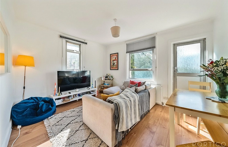 3 bedroom maisonette for sale - Radbourne Road, London, SW12