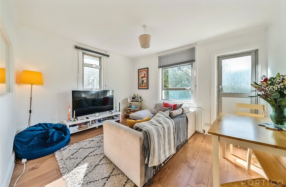 3 bedroom maisonette for sale - Radbourne Road, London, SW12