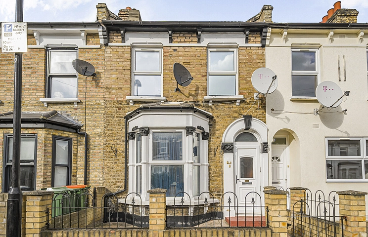 2 bedroom house for sale - Morton Road, London, E15