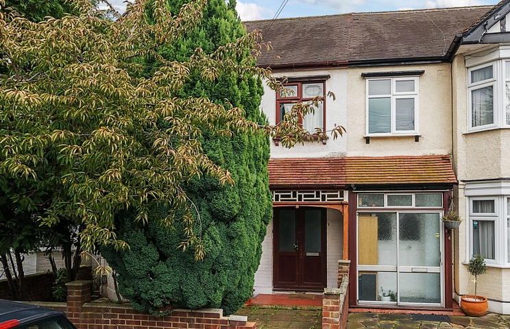 3 bedroom house for sale - Bentley Drive, Ilford, Essex, IG2 - Property View 1