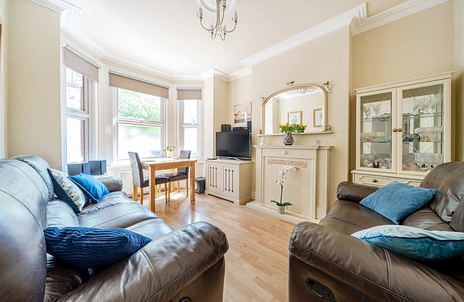 2 bedroom maisonette for sale - Valetta Road, London, W3