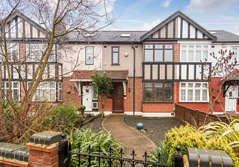 4 bedroom house to rent - Salcombe Drive, Romford, RM6 - Property View 1