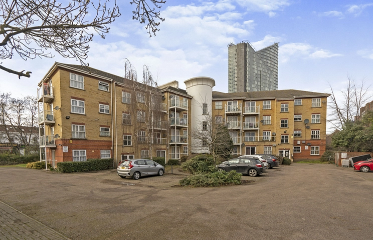 2 bedroom apartment to rent - Churchill Court, Albert Road, Ilford, IG1