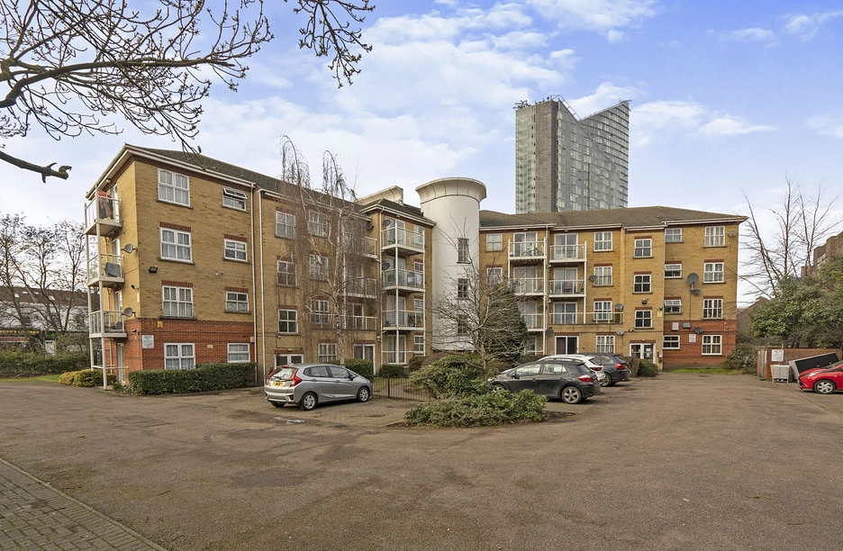 2 bedroom apartment to rent - Churchill Court, Albert Road, Ilford, IG1