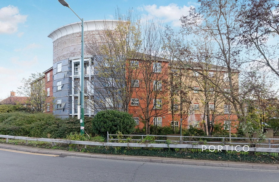 2 bedroom apartment to rent - Churchill Court, Albert Road, Ilford, IG1 - Property View 1