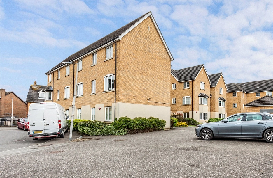 2 bedroom apartment to rent - Genas Close, Ilford, IG6 - Property View 1