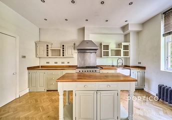 2 bedroom apartment to rent - Roland Mews, Stepney Green, E1