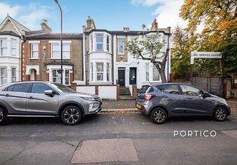 4 bedroom house to rent - Millais Road, London, E11