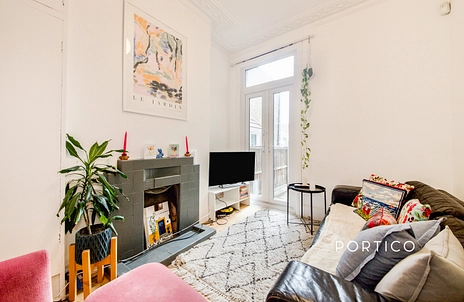 4 bedroom house to rent - Millais Road, London, E11