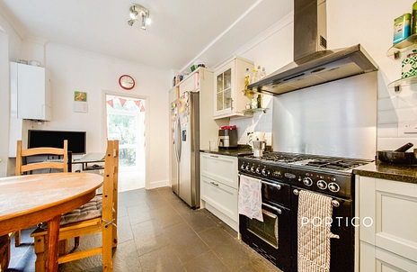 4 bedroom house to rent - Millais Road, London, E11