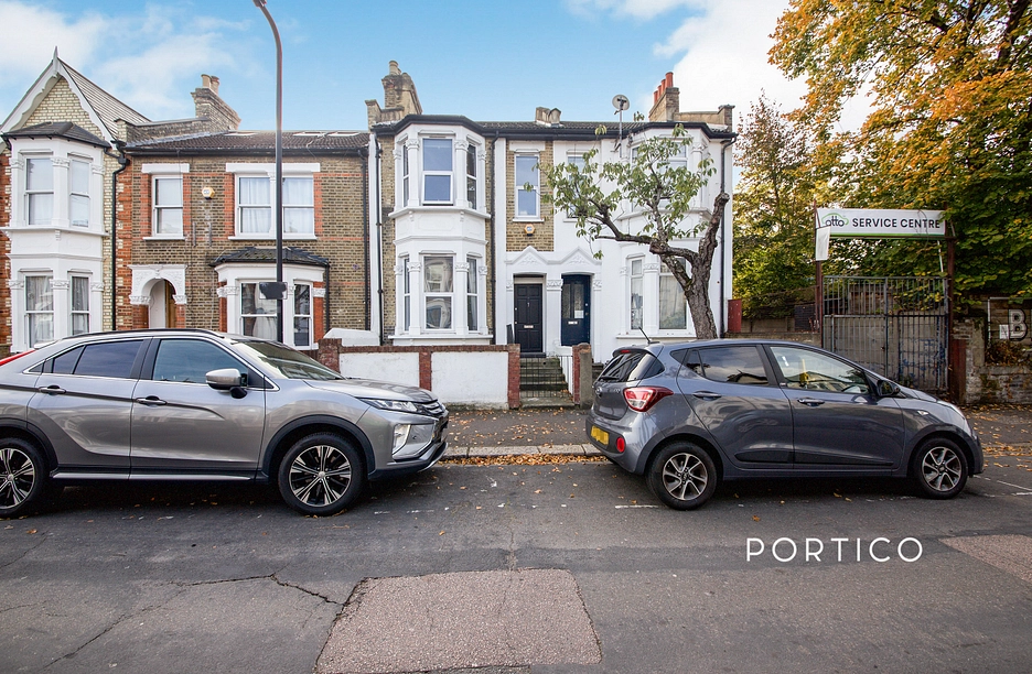 4 bedroom house to rent - Millais Road, London, E11