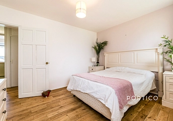 2 bedroom apartment to rent - Aragon Drive, Ilford, IG6 - Property View 1
