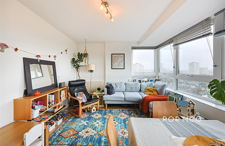 2 bedroom apartment to rent - Shuttleworth Road, London, SW11