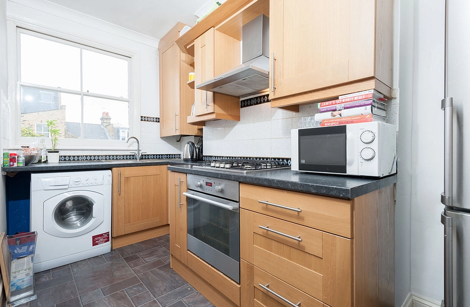 2 bedroom apartment to rent - Bennerley Road, London, SW11