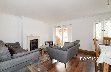 3 bedroom maisonette to rent - Grange Road, E13