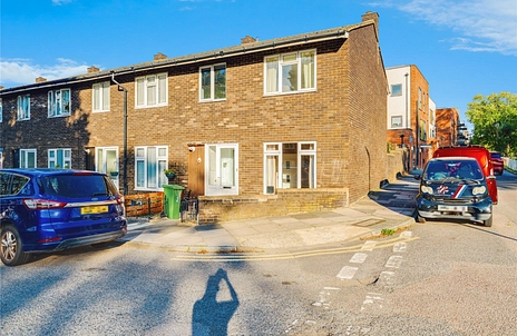 3 bedroom house to rent - Aberford Gardens, London, SE18