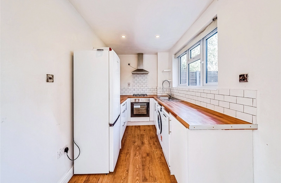 3 bedroom house to rent - Aberford Gardens, London, SE18