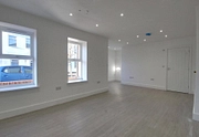 retail to rent - Chingford Road, London, E17 - Property View 4