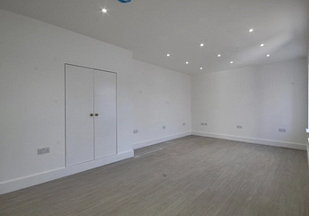 retail to rent - Chingford Road, London, E17 - Property View 1