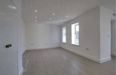 retail to rent - Chingford Road, London, E17 - Property View 2
