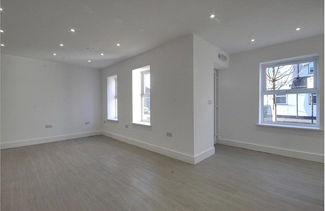 retail to rent - Chingford Road, London, E17 - Property View 3