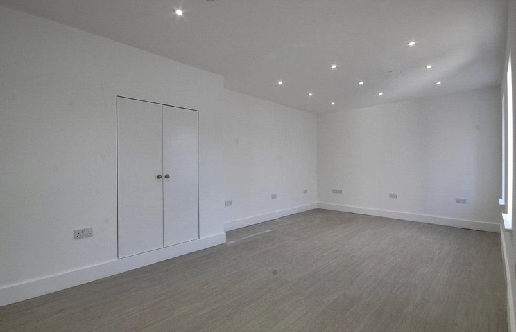 retail to rent - Chingford Road, London, E17 - Property View 1