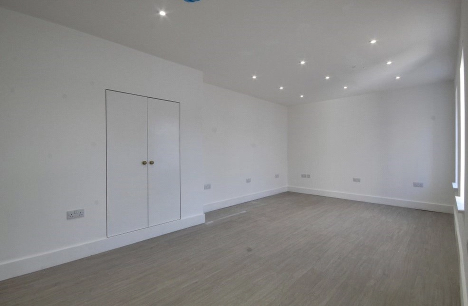retail to rent - Chingford Road, London, E17 - Property View 1