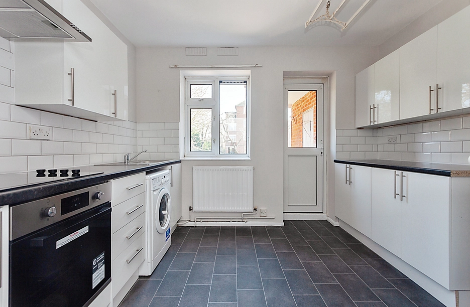 2 bedroom apartment to rent - Rivenhall Gardens, London, E18 - Property View 1