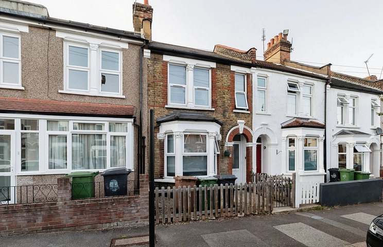 3 bedroom house to rent - Turner Road, London, E17