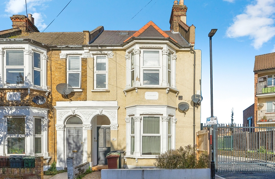 2 bedroom house to rent - First Avenue, Walthamstow, London, E17