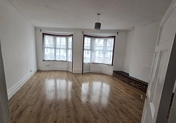 2 bedroom apartment to rent - The Broadway, Woodford Green, IG8 - Property View 1