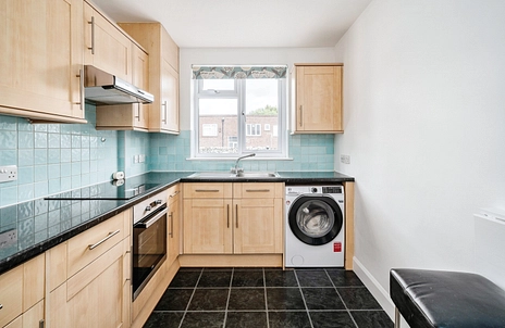 2 bedroom apartment to rent - Station Parade, Cherry Tree Rise, IG9 - Property View 2