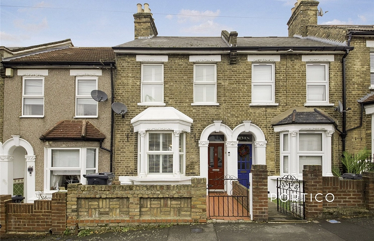 2 bedroom house to rent - Stoneycroft Road, Woodford Green, IG8 - Property View 1