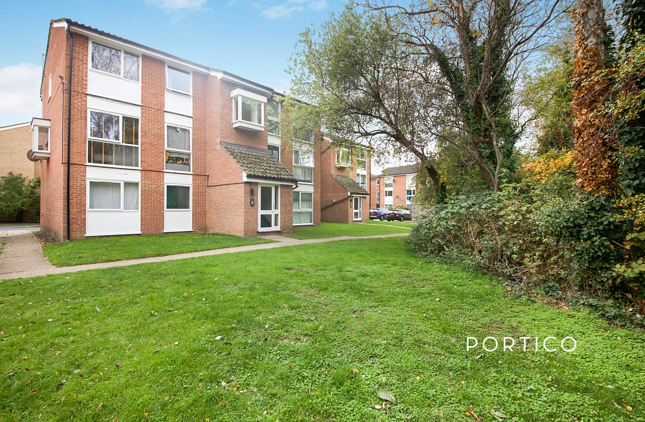 2 bedroom apartment to rent - Trotwood, Chigwell, Essex, IG7