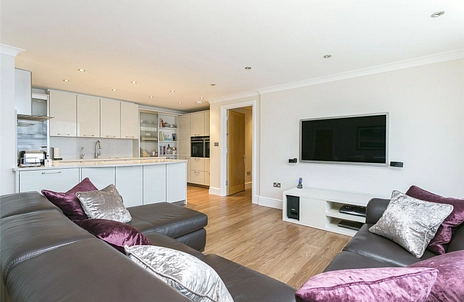 2 bedroom apartment to rent - Brook Parade, High Road, Chigwell, Essex, IG7 - Property View 2