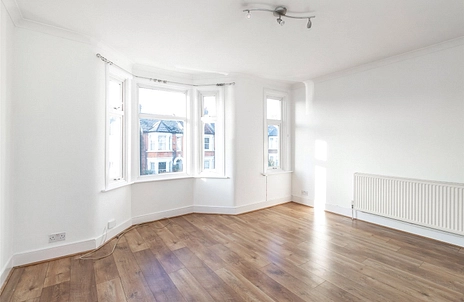 1 bedroom apartment to rent - Walpole Road, London, E18