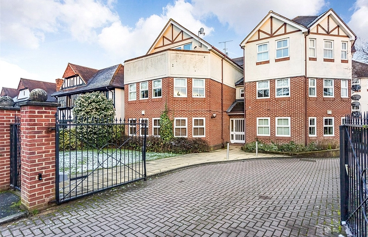2 bedroom apartment to rent - High Road, Woodford Green, IG8 - Property View 1